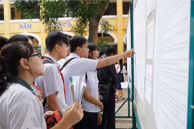 Học sinh xem kết quả điểm thi lớp 10 . Ảnh: Hồng Vĩnh.