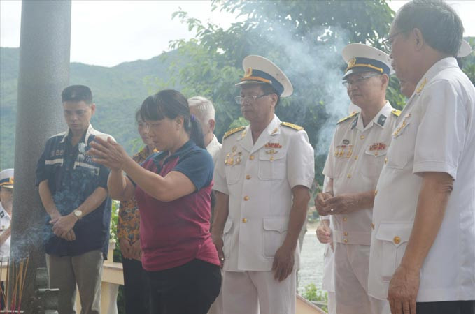 CCB Đặng Văn Hải (ngoài cùng bìa phải) cùng các CCB và thân nhân liệt sĩ tàu C235 thắp hương tưởng nhớ các liệt sĩ của tàu tại Khu di tích Hòn Hèo. Ảnh: Kiến Nghĩa. 