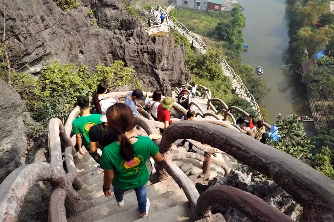 Hàng nghìn bậc bê tông được xây dựng trái phép tại khu Di tích Tràng An. Ảnh: Minh Đức.