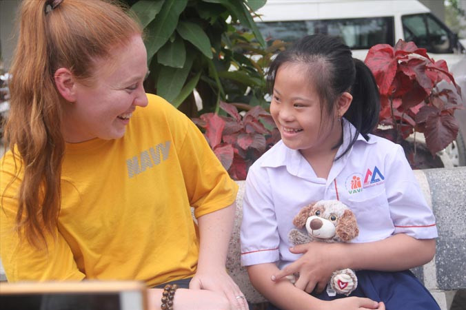 Nữ thủy thủ Sarah Windsor và người bạn Thanh Vi quấn quýt nhau không rời suốt 3 giờ của chương trình giao lưu. Ảnh: Nguyễn Thành.