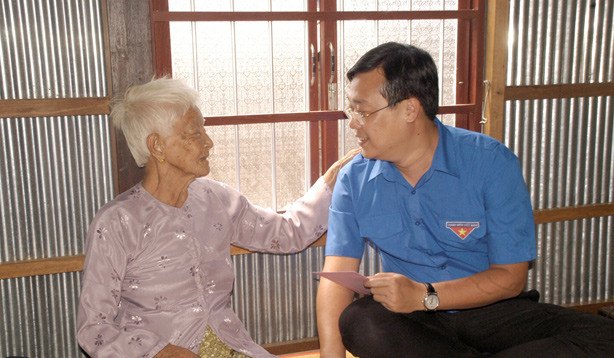 Bí thư thứ nhất T.Ư Đoàn Lê Quốc Phong thăm và tặng quà Mẹ Việt Nam Anh hùng Trần Thị Anh (86 tuổi) tại ấp Vĩnh Hội, xã Vĩnh Hội Đông, huyện An Phú.