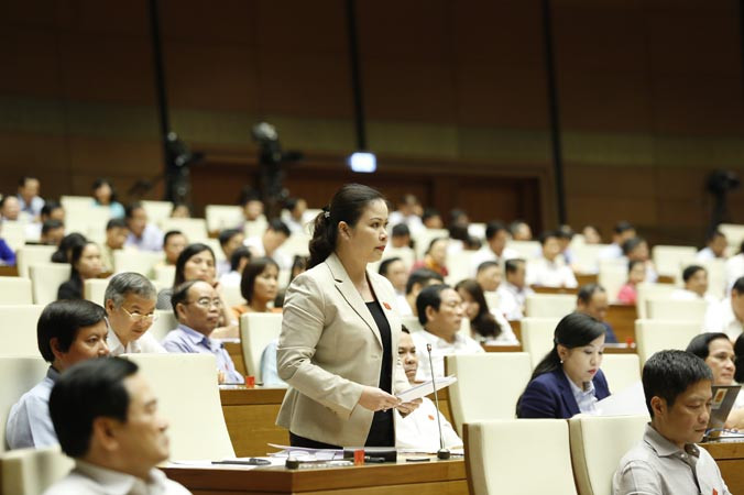 Đại biểu chất vấn trong kỳ họp Quốc hội khóa XIV kỳ 3. Ảnh: Như Ý.