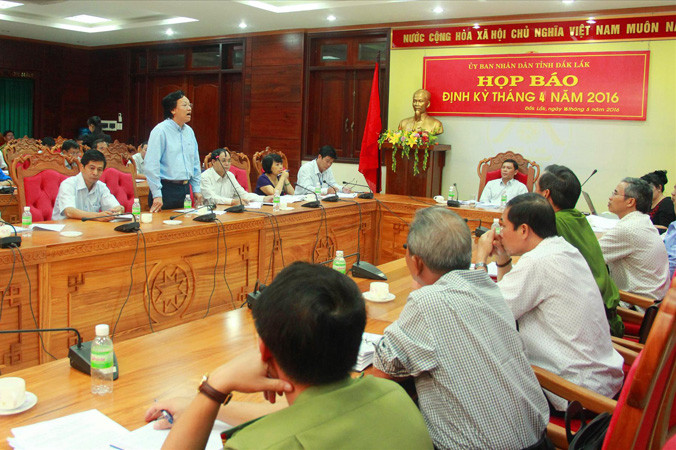 Ông Doãn Hữu Long giải trình về đấu thầu thuốc trong một cuộc họp báo. 