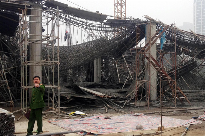 Hiện trường vụ sập giàn giáo khiến 3 người tử vong. Ảnh: Nguyễn Hoàn.