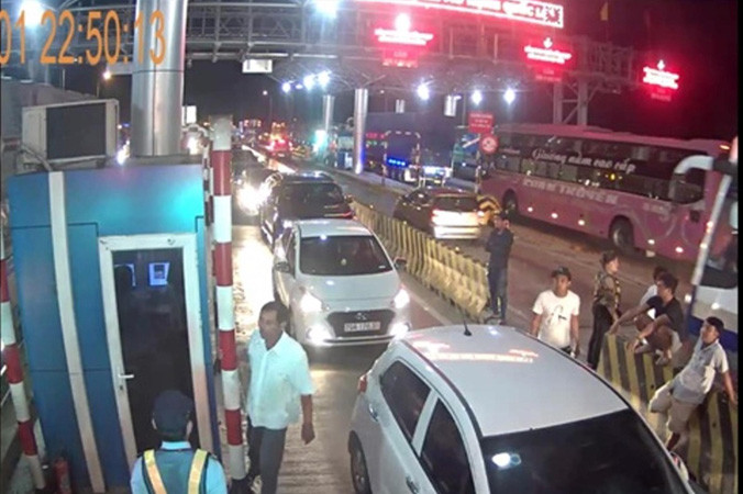 Lái xe phản ứng tại trạm BOT Ninh Lộc . Ảnh cắt từ clip.
