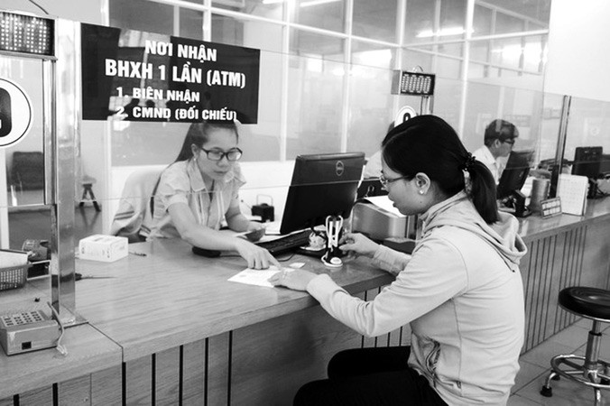 Nhiều người nhận BHXH một lần đã đánh mất cơ hội có lương sau này. Ảnh: PT.