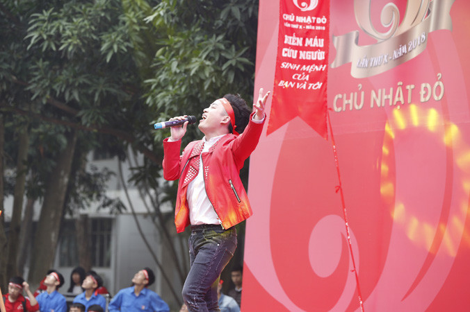 Ca sĩ Tùng Dương. Ảnh: Hồng Vĩnh.