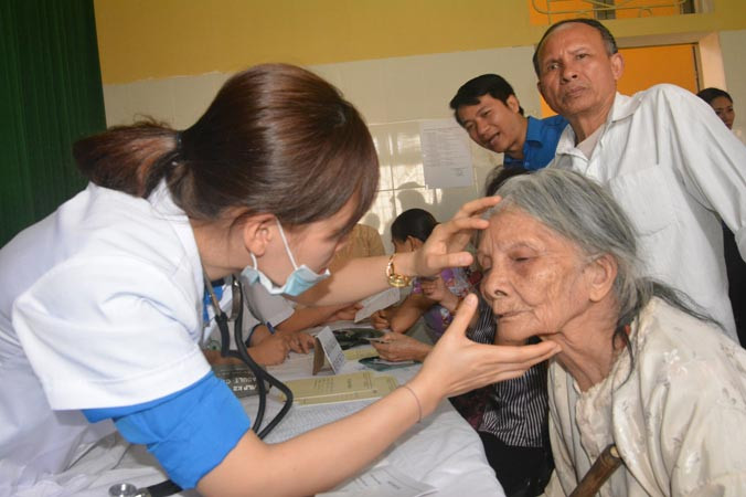 Bác sỹ khám bệnh cho bà con ở xã Minh Xuân (Lục Yên). Ảnh: T.D.