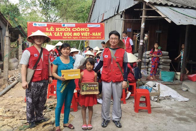 Tổ chức KoCun (Hàn Quốc) hỗ trợ nhà cho mẹ con chị Nguyễn Thị Thu Hà (ở giữa).