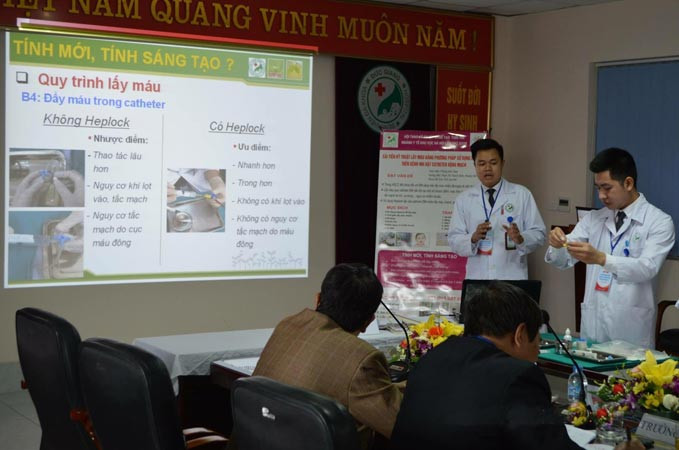 Điều dưỡng Phùng Văn Toàn (thứ 2, từ phải sang) bảo vệ sáng kiến của mình.