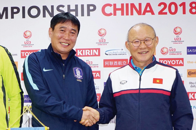 HLV Park Hang Seo (phải) và HLV U23 Hàn Quốc Kim Bong-gil tại buổi họp báo trước ngày thi đấu. Ảnh: Hữu Phạm. 
