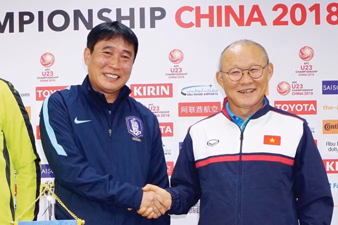 HLV Park Hang Seo (phải) và HLV U23 Hàn Quốc Kim Bong-gil tại buổi họp báo trước ngày thi đấu. Ảnh: Hữu Phạm. 
