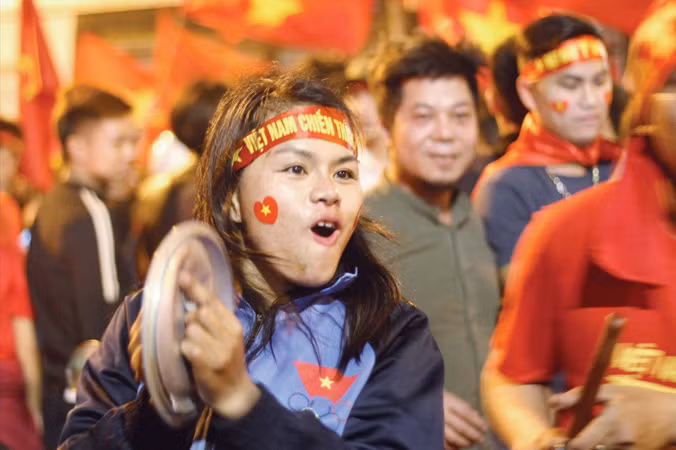 CĐV Việt Nam đang làm mọi cách để có thể ngồi trước màn hình TV cổ vũ cho U23 Việt Nam ở trận đấu chiều nay. Ảnh: Hùng Cường.