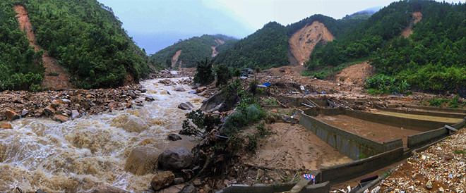Trang trại nuôi cá ven suối cạnh quốc lộ 4D (huyện Tam Đường, Lai Châu) của 3 hộ gia đình trị giá hàng chục tỷ đồng bị cơn lũ kinh hoàng cuốn trôi trong khoảng 10 phút. Ảnh: Ngọc Thành.