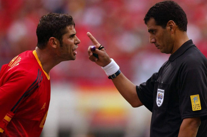 Hierro đối đầu trọng tài trong trận thua Hàn Quốc ở tứ kết World Cup 2002.
