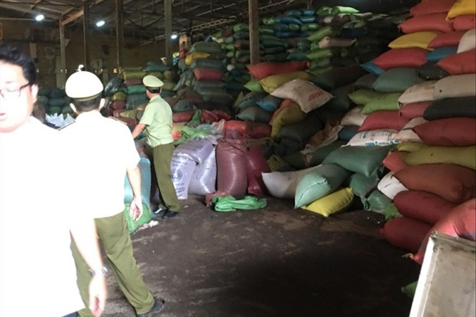 Cơ quan chức năng kiểm tra cơ sở tiêu tại Lộc Ninh, Bình Phước.