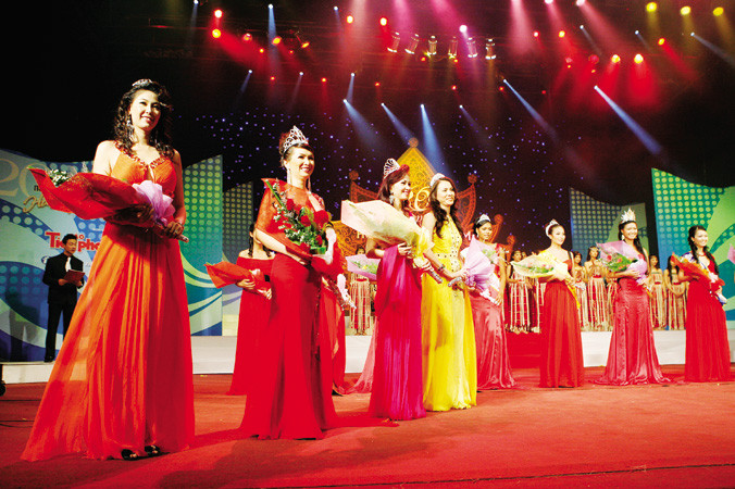 Các hoa hậu trong sự kiện tổ chức nhân kỉ niệm 20 năm cuọc thi Hoa hậu Việt Nam (2008). Ảnh: Hồng Vĩnh.