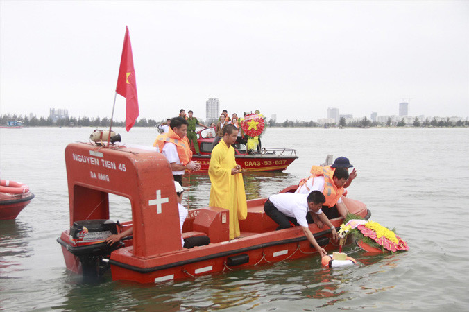 Thả hoa đăng tưởng niệm đồng đội đã nằm lại Gạc Ma. Ảnh: Nguyễn Thành.