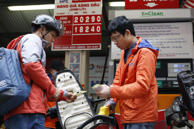 Người dân chỉ có lựa chọn xăng E5, hoặc xăng A95 giá cao. Ảnh: Như Ý.