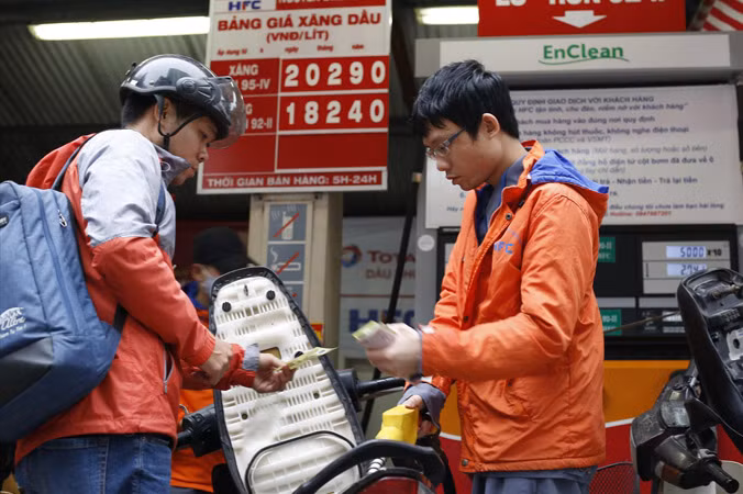 Người dân chỉ có lựa chọn xăng E5, hoặc xăng A95 giá cao. Ảnh: Như Ý.