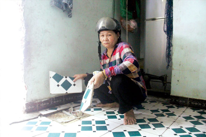 Nhà cửa xuống cấp trầm trọng, bà Ngô Thị Qua (tổ 22, phường Hòa Hải) vẫn không dám sửa chữa do nằm trong quy hoạch dự án công viên văn hóa lịch sử Ngũ Hành Sơn. Ảnh: Thanh Trần.