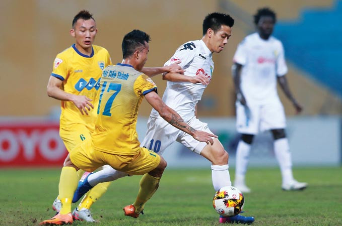 Với tình hình bóng đá Việt Nam đang đứng trước những triển vọng phát triển mới, bản thân VFF có lẽ đang cần những người trẻ. (Một giải đấu quốc nội V-league 2017). Ảnh: Nhật Minh.