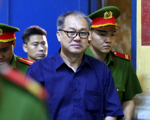 Ông Phạm Công Danh bật khóc xin cho các giám đốc '3 không'