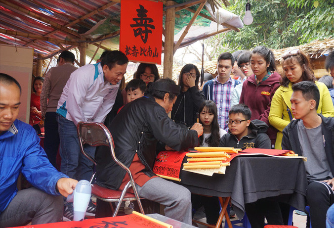 Ban tổ chức sắp xếp hợp lý hơn các gian hàng cho chữ tại Hội chữ Xuân 2018. Ảnh:Nguyên Khánh. 