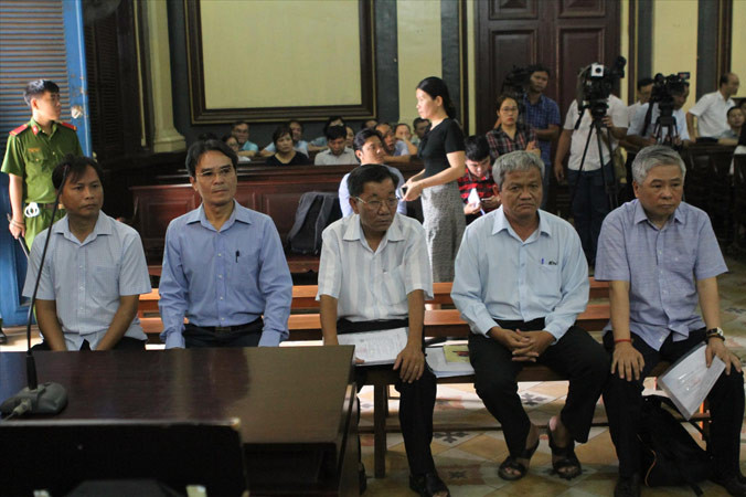 Các bị cáo tại tòa. Ảnh: Tân Châu.