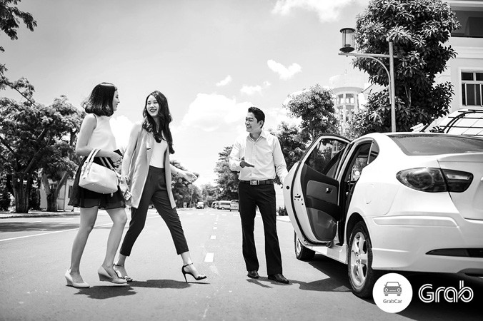 Các chuyên gia cho rằng, cần phải đặt quyền của người tiêu dùng lên trước khi muốn quản xe Uber, Grab như taxi.