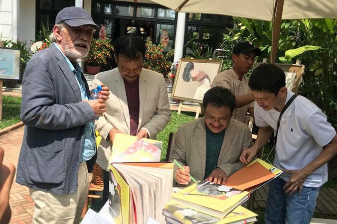 Họa sĩ Bùi Tiến Tuấn ký sách Hơi thở nhẹ.