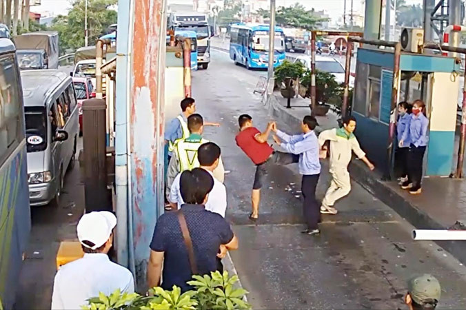 Tài xế tập trung phản đối và đuổi đánh nhân viên trạm BOT Tân Đệ những ngày qua. Ảnh: A.Trọng.