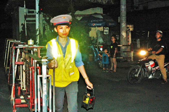 Đoan cho biết cô thức trắng 10-15 đêm mỗi tháng để đẩy chắn tàu. Ảnh: Trần Nguyễn Anh.