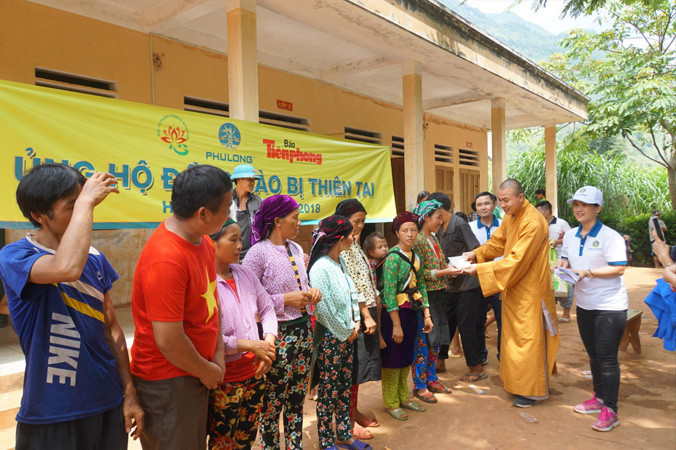 Đoàn tặng quà cho các hộ dân thiệt hại nặng nhất tại xã Lũng Tám, huyện Quản Bạ. Ảnh: Sỹ Lực.