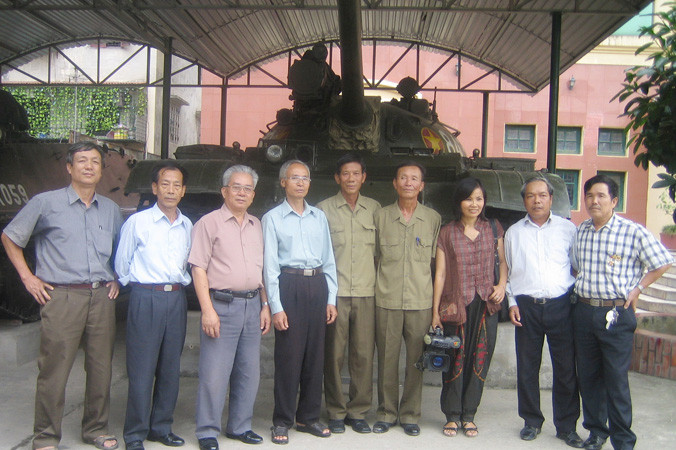(Từ trái sang) Đại tá Nguyễn Khắc Nguyệt (thứ nhất), cựu Trưởng xe 390 Vũ Đăng Toàn (thứ ba), đại tá Bùi Quang Thận (thứ sáu) và cựu pháo thủ xe tăng 390 Ngô Sĩ Nguyên (thứ 9) trong một cuộc gặp năm 2009.
