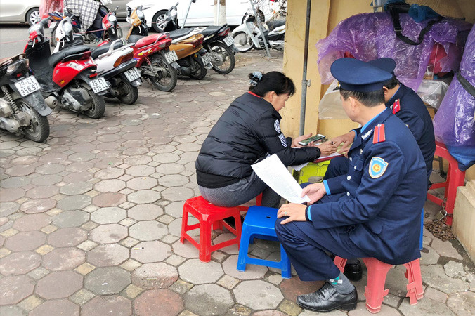 Liên ngành xử lý bãi xe vi phạm tại đền Quán Thánh (Ba Đình).