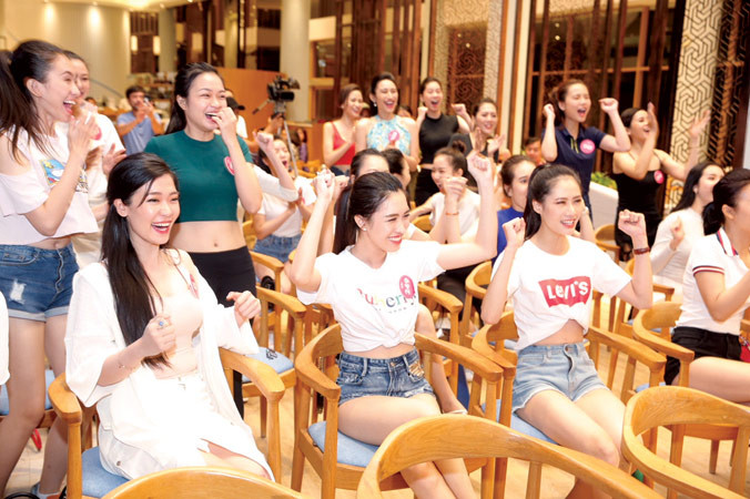 Hào hứng xem trận khai mạc World Cup sau giờ tập luyện mệt mỏi. Ảnh: Hồng Vĩnh, Mạnh Thắng.