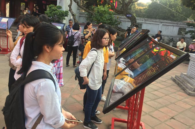 Xem triển lãm khoa cử Việt Nam xưa. Ảnh: Nguyên Khánh.