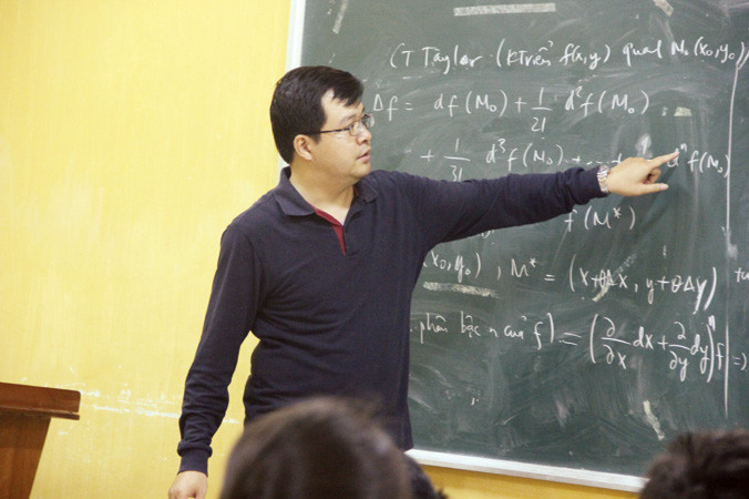 TS. Đỗ Quốc Tuấn trên bục giảng.