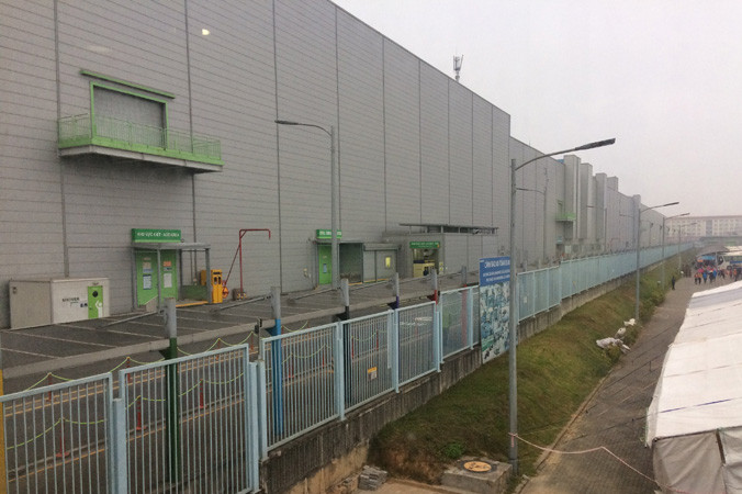 Bên trong nhà xưởng, công nhân làm việc với cường độ làm cao, áp lực.