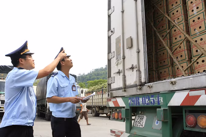 Kiểm tra hàng hóa tại cửa khẩu Lạng Sơn. Ảnh: Hồng Vĩnh.