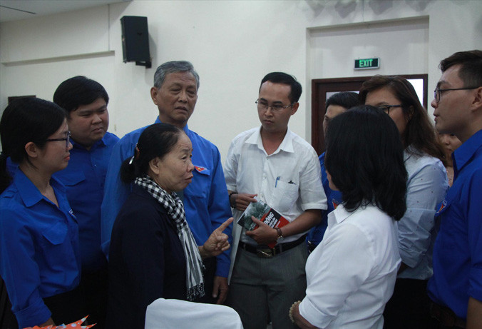 Bà Năm Lan (quàng khăn) xúc động kể về những ngày hoa lửa. Ảnh: TP.