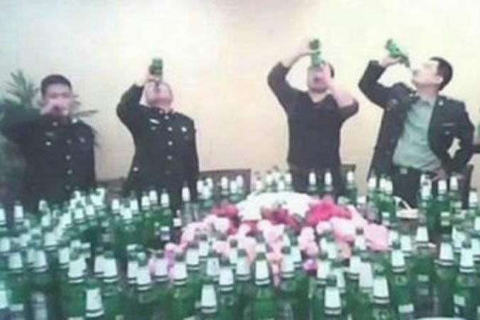 Một cuộc “đấu tửu” trong doanh trại quân đội.