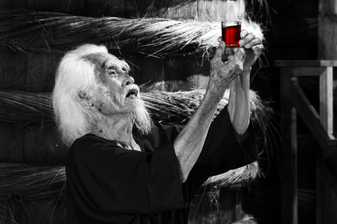 Cụ Sáu “cẩn” nước mắm. Ảnh: Đỗ Hữu Tuấn.