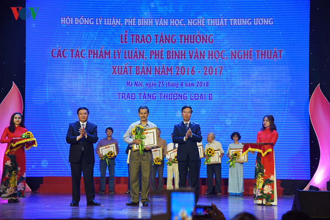 Hội đồng Lý luận Phê bình Văn học, nghệ thuật Trung ương tặng 28 tác phẩm lý luận và phê bình xuất bản 2016-2017. Ảnh: Hà Phương.