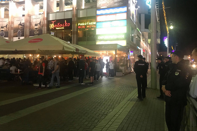 Lực lượng an ninh tăng cường giám sát các CĐV bên ngoài một quán rượu. Ảnh: N.P.