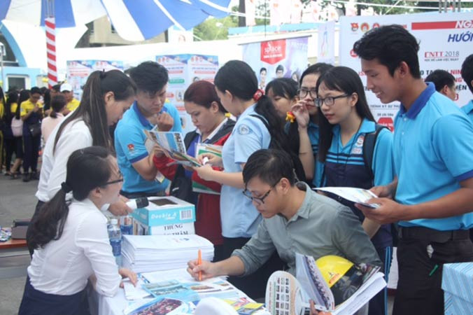 Nhiều bạn trẻ đến tìm việc làm thêm hè tại ngày hội giới thiệu việc làm. Ảnh: N.T.