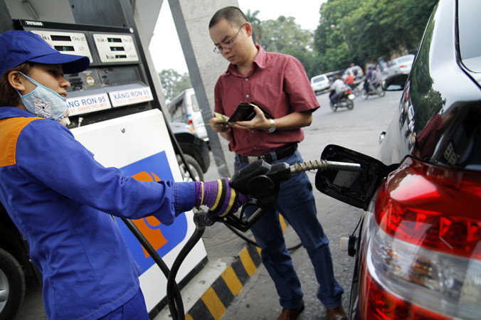 Các chuyên gia cho rằng, cần để cho người tiêu dùng có quyền lựa chọn nhiều loại xăng phù hợp với loại xe đang sử dụng. Ảnh: Như Ý.