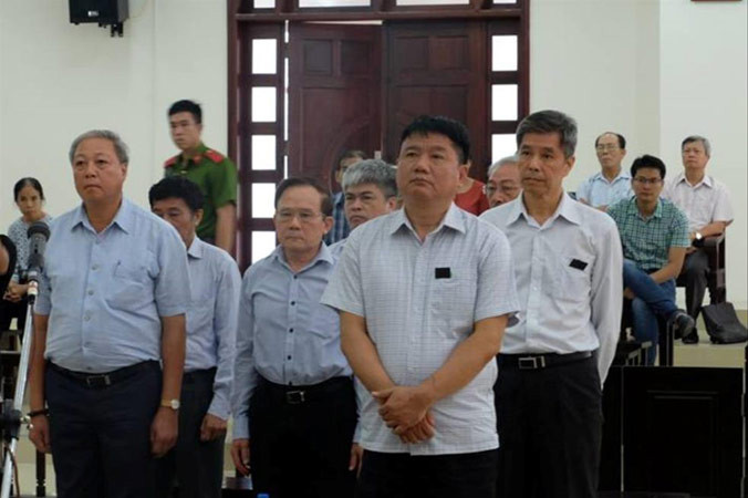 Các bị cáo nghe tòa tuyên án.