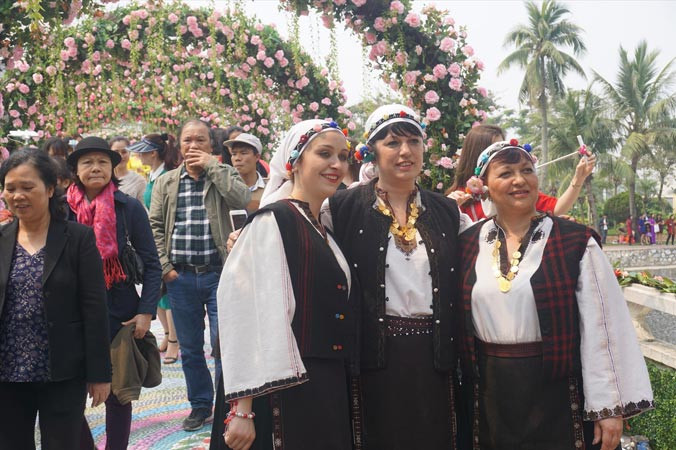 BTC cam kết lễ hội hoa hồng lần này nhiều hoa thật và được nhập từ Bulgaria. Ảnh: Bảo Hân.